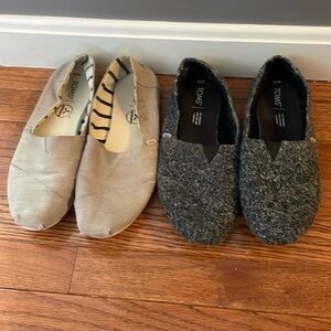 2 pairs of TOMS